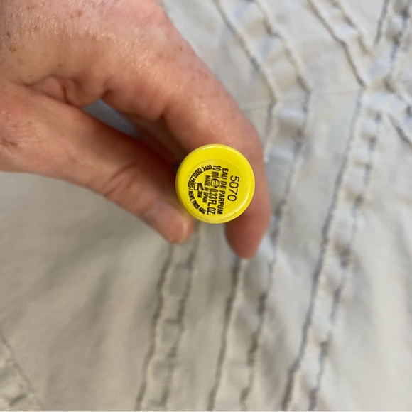 Gucci Flora Gorgeous Orchid Yellow Rollerball - Picture 4 of 5